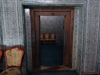 部屋を出るときは後ろ向きで！