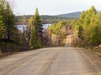 Hotel Korpikartano周辺の散歩道(3)、正面左がイナリ湖