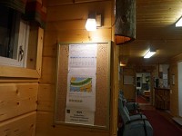 Hotel Korpikartanoの正面、玄関にあるオーロラ予報