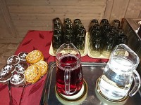 最終日の夕ご飯(1)、左はシナモンロール