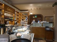 ヘルシンキ市内の老舗カフェ、EKBERY内にて