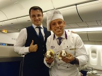 トルコ航空のスタッフと『はなず』