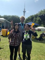 後ろの男性は飛び入り参加です