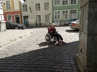 写真を撮る余裕は無かったのですが、この中庭の路面はひときわ古そうで、車いすで敷石を一つづつ乗り越えるようにして進みました。