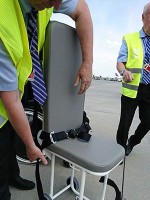 ターミナルへの移動は航空会社の専用車を利用