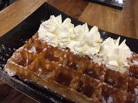 カフェでちょっと休憩。ふっわふわのワッフル。