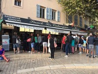 アイスクリーム屋さん、いつも行列が出来ています。