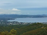 カナイユ岬を挟んだ Cassis の隣町、ラ・シオタ　La Ciotat の街も見えます。