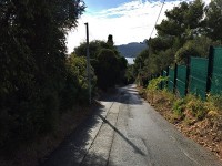坂道を下ります。