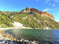 でも帰りには晴れたので、海の色と赤い崖の色が美しい。行きに見た景色とは全然違います。すてきなビーチです。