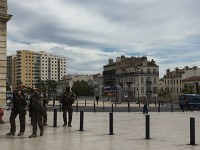 テロ警戒の為、ここでも兵士やポリスが巡回しています。