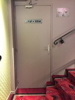 私の部屋は112号室。　このドアって。。。階段に重なってる。。。ってことは押すんだよね。