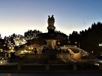 この噴水は夜も美しい