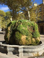 (3) Fontaine d'Eau Chaud これが噴水？というような面白い噴水です。Fontaine d'Eau Chaud、お湯の噴水という意味なので「暖かいのかしら？」とお水にチョット触ってみたら。。。 冷たかった。