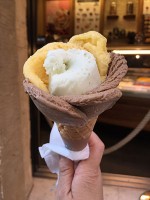 歩きながらアイスクリーム。
