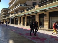 新しいお店が集まった一角もあります。