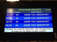 7：10の空港行きバス。まだ暗い。