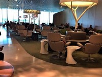 時間があるのでラウンジで軽食。お食事美味しい。
