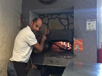 ピザを焼いているお釜の写真を撮ろうとしたら、おじさんがわざわざピザを取り出すポーズを取ってくれました。