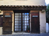 ちょっと日本家屋みたい。竹ぼうき立てかけてあるし。でも、これ日本家屋だったら引き戸なんだろうけど実は開き戸。