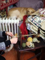 アライオロス。日曜日で閉まっているお店も多かったのですが、こちらのお店で編物の作業を見せてもらえました。