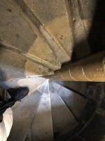 こんなラセン階段を300段以上昇ります。