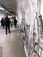 ヘルシンキの町　地下道　岩をくり抜いて地下道としている