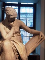 本を読み耽る女神（「戦いの女神」）