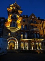 夜のThe Petresham Hotel