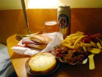 夕食。カリーヴルスト他とビールにしました。