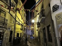 夜でも賑やかなアルファマ地区