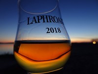 アイラ島でラフロイグを飲む