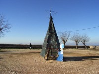 エストレモスの街外れにあった、今まで見た中で一番素朴なクリスマスツリー。子供たちが作ったのでしょうか・・・。