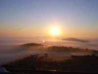 モンサラーシュの日の出です。眼下の湖も村も畑も霧に沈んで、天空の村にいるような気持ちになりました。