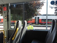 代行バスから列車を見る