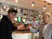 パブで長男と乾杯！