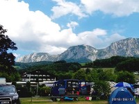 アッター湖畔のシュタインバッハと背後の山岳