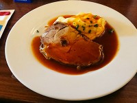 ノイシュヴァンシュタイン城の見学を終えた後のランチ。マッシュポテトの美味しさは格別でした。