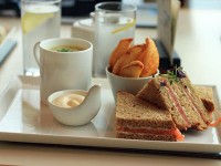 カレン・スキンクとサーモンサンド