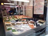 大学へ向かう途中の魚屋