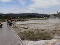 別の間欠泉で噴射を待つヒト