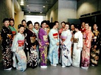 ショー開始前で緊張するメンバー