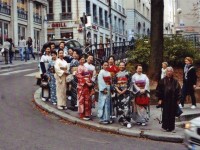 ぞろぞろとリヨンの街中を歩くと、大注目を浴びました