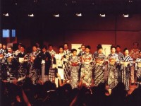 藍が一同に会した鮮やかな舞台