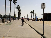 海沿いを自転車で