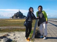 モンサンミッシェルに渡る木橋の上で