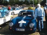 ボンネットにはポルシェ車誕生70周年記念ステッカーが