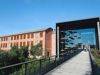 フランス国立自動車博物館の入口（元紡績工場跡）