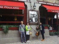 本家オムレツ屋ラ・メール・プラールの店先で