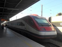 ポルト→コインブラ行きの特急列車。およそ250㎞くらいで走る
